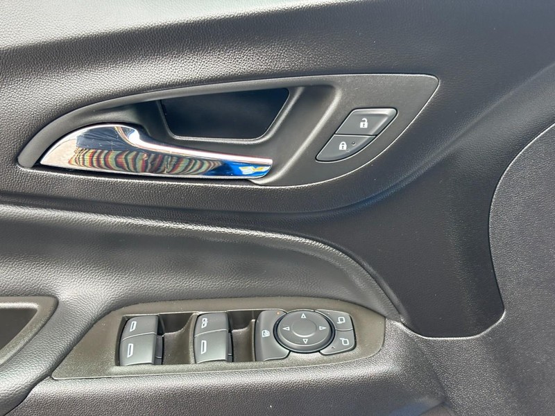 Chevrolet Equinox Vehicle Full-screen Gallery Image 16