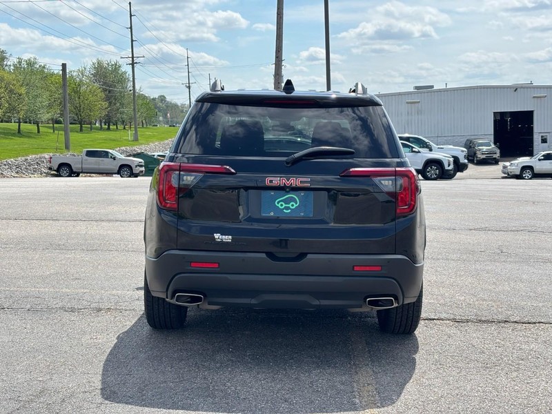 GMC Acadia Vehicle Full-screen Gallery Image 04