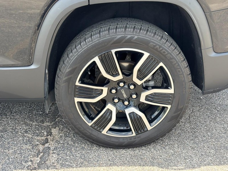 GMC Acadia Vehicle Full-screen Gallery Image 09