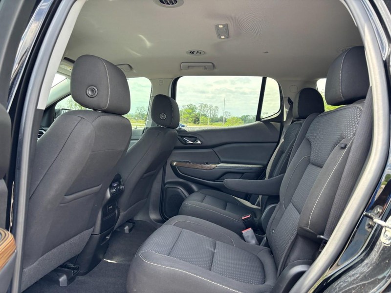 GMC Acadia Vehicle Full-screen Gallery Image 11