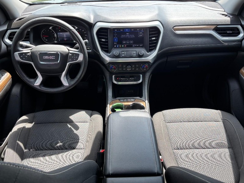 GMC Acadia Vehicle Full-screen Gallery Image 12