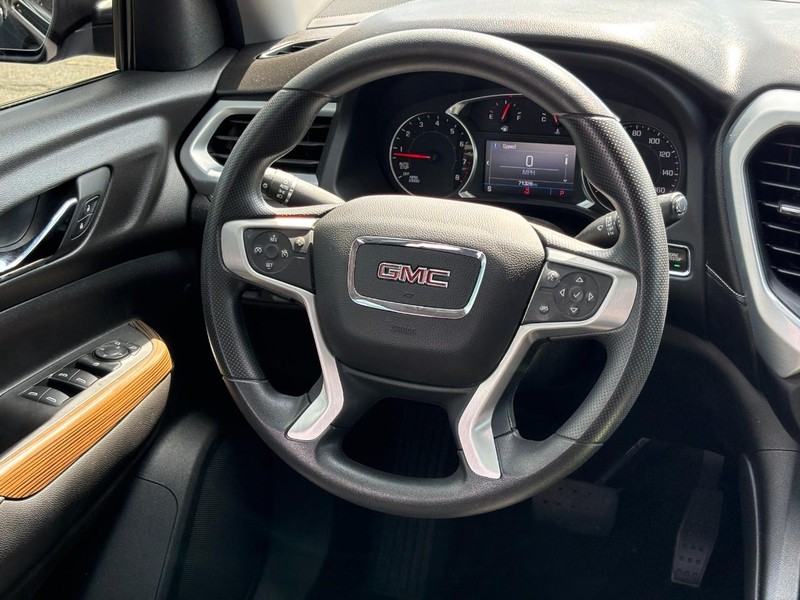 GMC Acadia Vehicle Full-screen Gallery Image 13