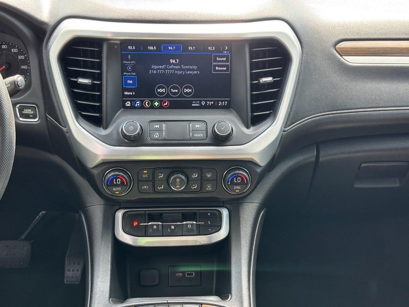 GMC Acadia Vehicle Full-screen Gallery Image 14