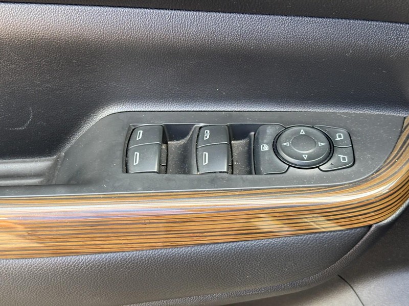 GMC Acadia Vehicle Full-screen Gallery Image 17