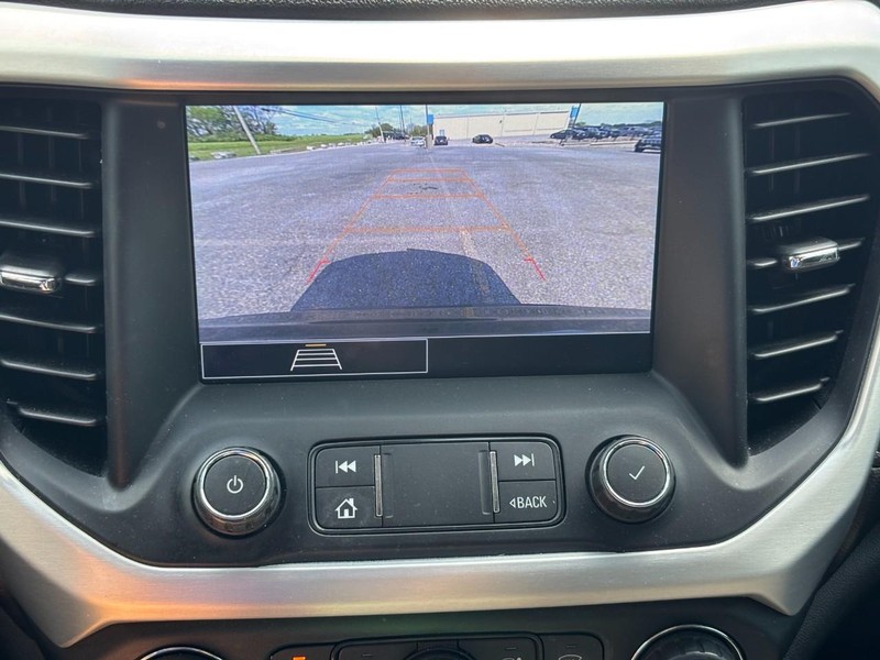 GMC Acadia Vehicle Full-screen Gallery Image 22