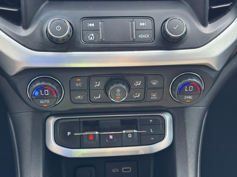 GMC Acadia Vehicle Full-screen Gallery Image 23