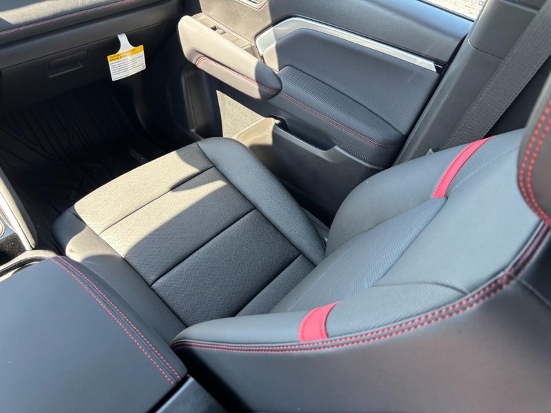 Chevrolet Colorado Vehicle Full-screen Gallery Image 9