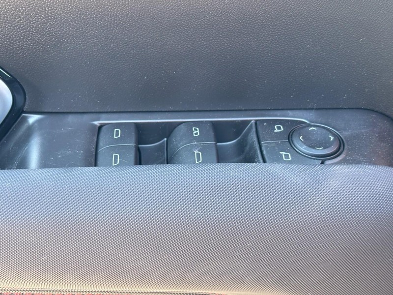 Chevrolet Colorado Vehicle Full-screen Gallery Image 11