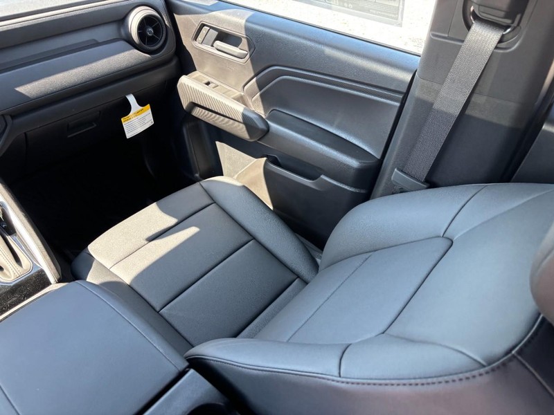 Chevrolet Colorado Vehicle Full-screen Gallery Image 9