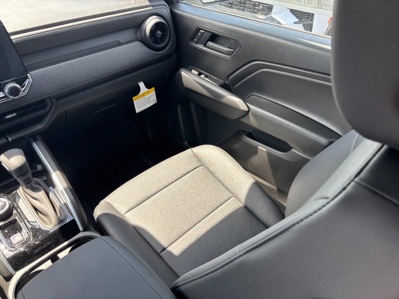 Chevrolet Colorado Vehicle Full-screen Gallery Image 9