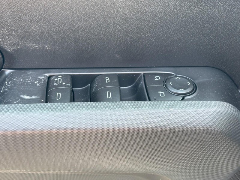 Chevrolet Colorado Vehicle Full-screen Gallery Image 11