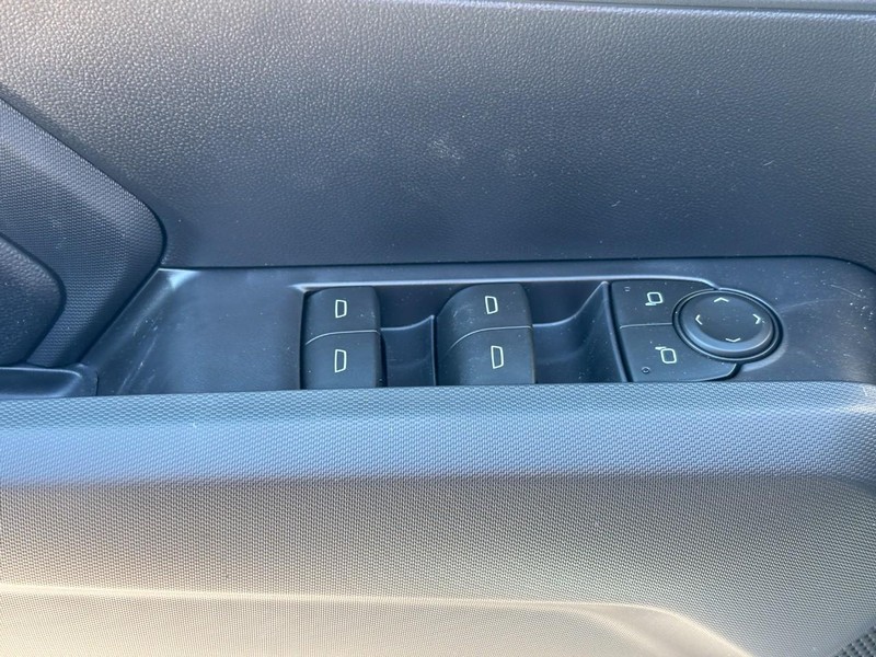 Chevrolet Colorado Vehicle Full-screen Gallery Image 11