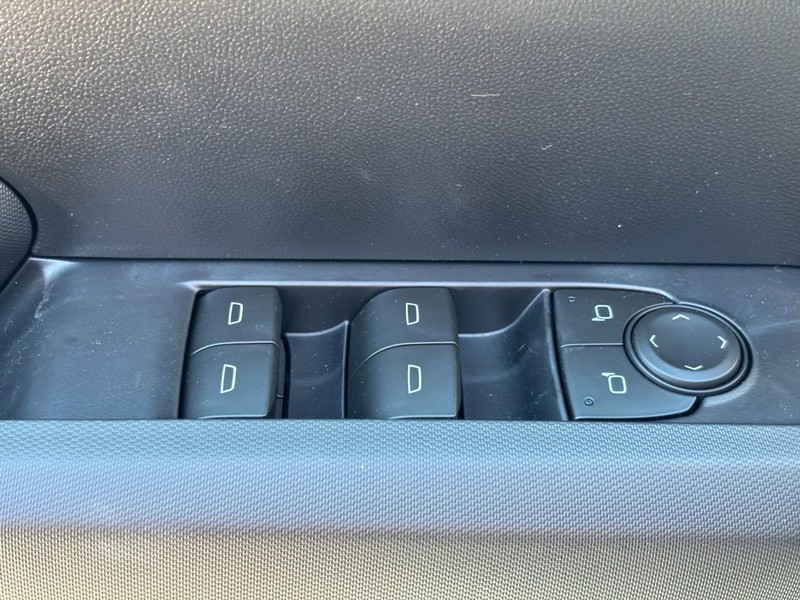 Chevrolet Colorado Vehicle Full-screen Gallery Image 11