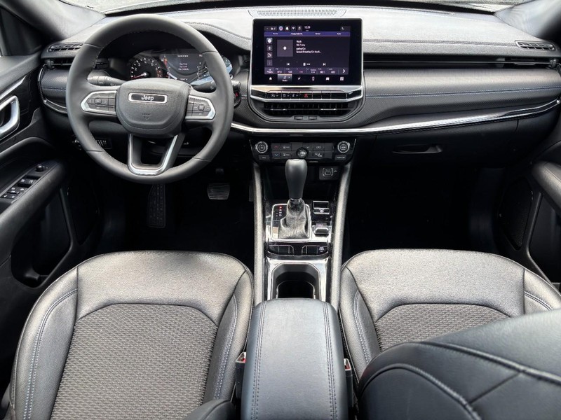 Jeep Compass Vehicle Full-screen Gallery Image 11