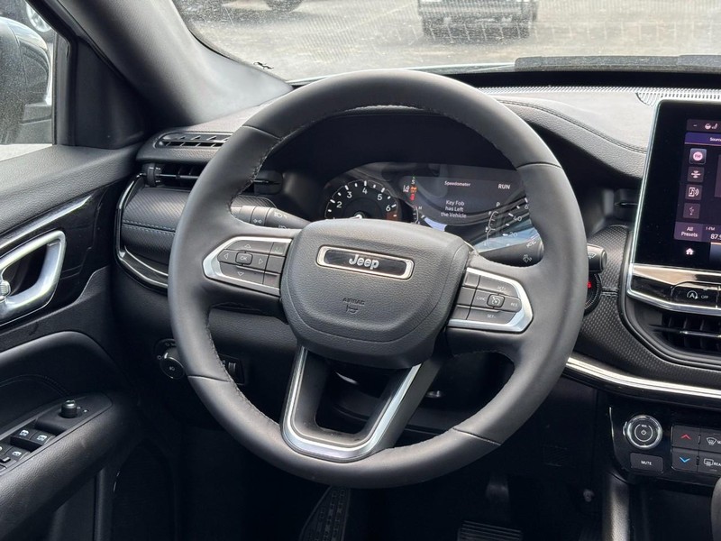 Jeep Compass Vehicle Full-screen Gallery Image 12