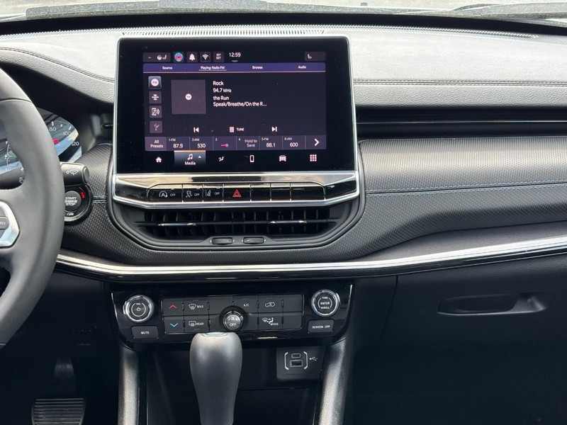 Jeep Compass Vehicle Full-screen Gallery Image 13