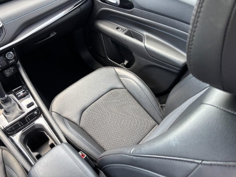 Jeep Compass Vehicle Full-screen Gallery Image 14