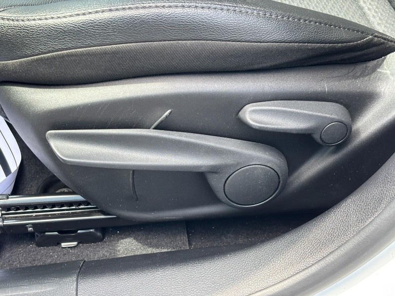 Jeep Compass Vehicle Full-screen Gallery Image 15