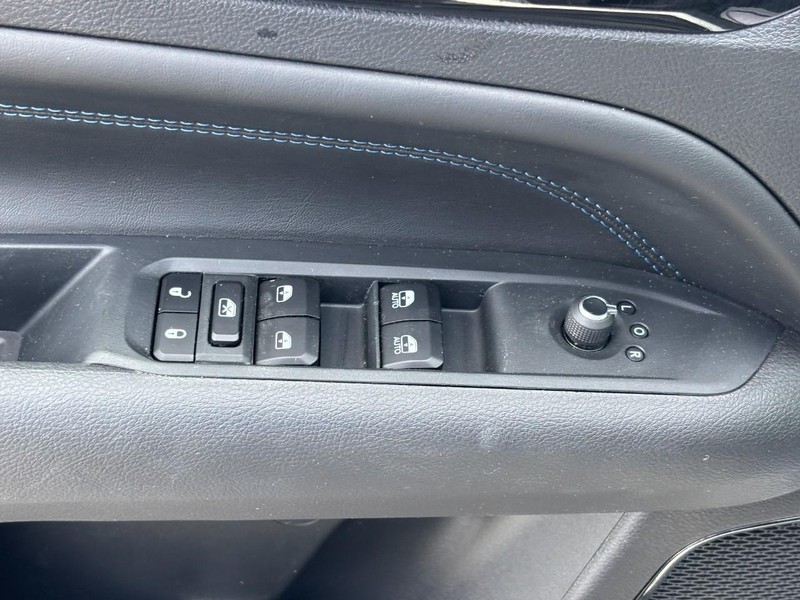 Jeep Compass Vehicle Full-screen Gallery Image 16