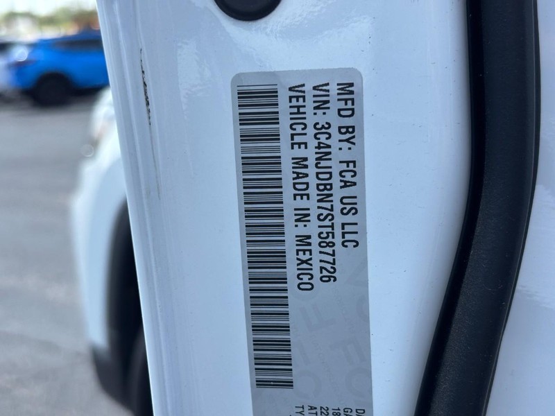 Jeep Compass Vehicle Full-screen Gallery Image 23