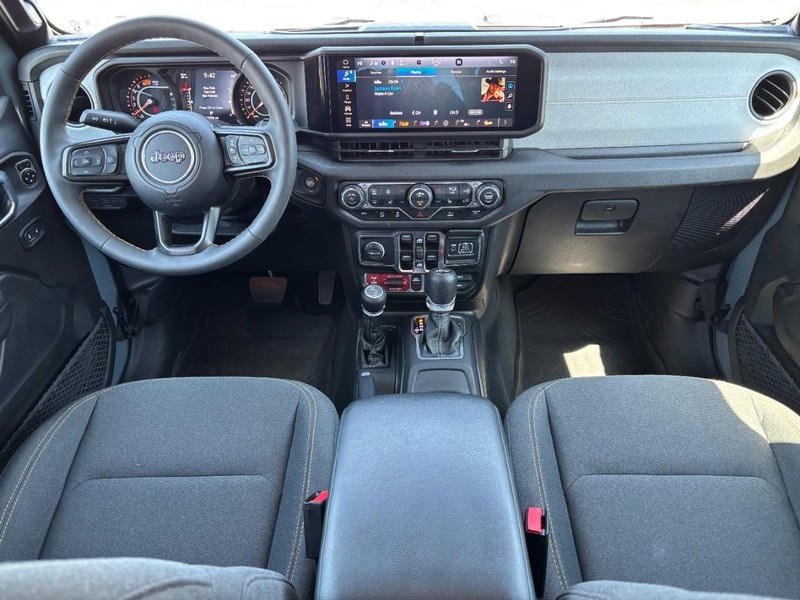 Jeep Wrangler Vehicle Full-screen Gallery Image 11