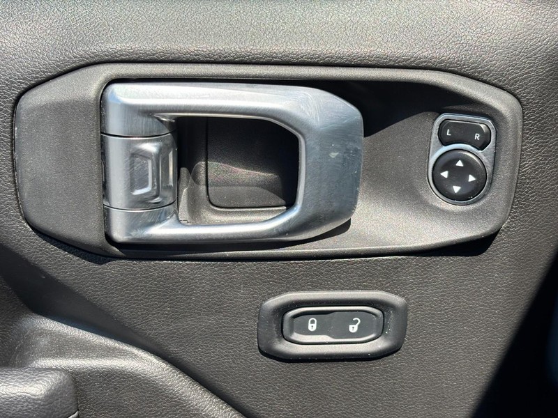 Jeep Wrangler Vehicle Full-screen Gallery Image 16