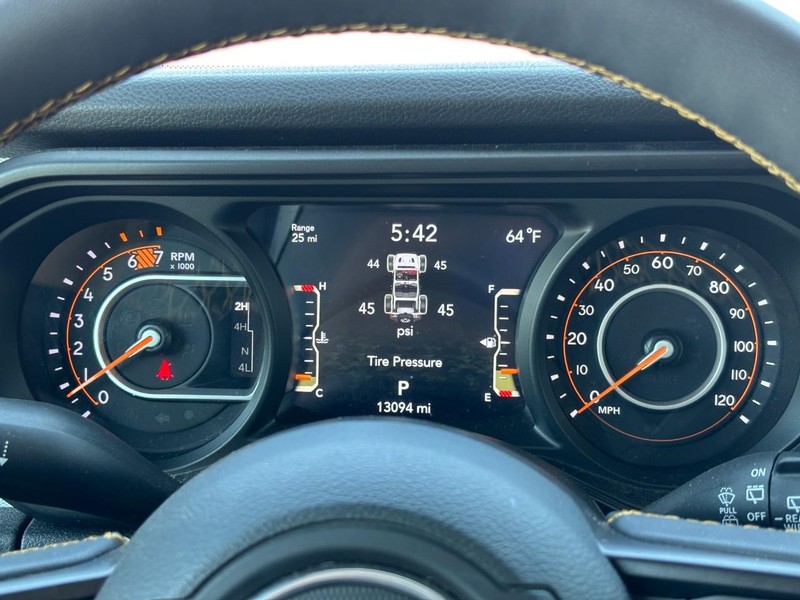 Jeep Wrangler Vehicle Full-screen Gallery Image 19