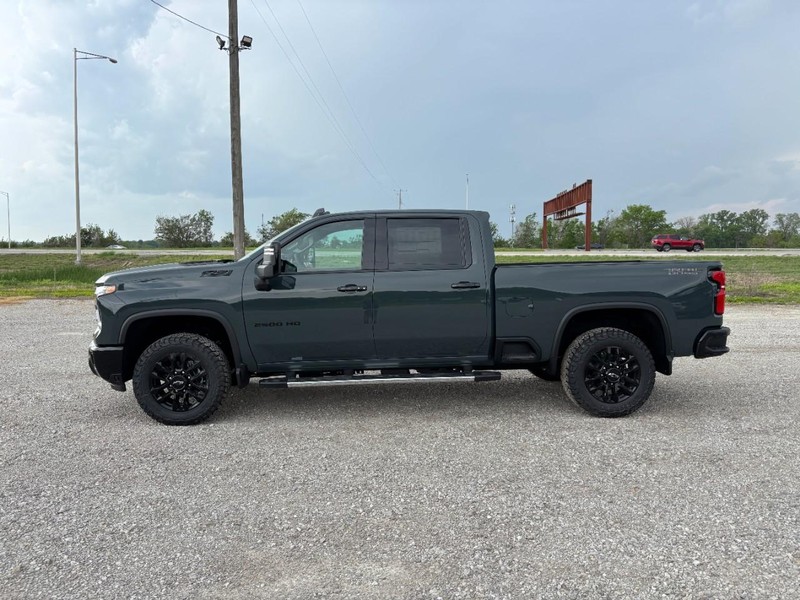 Chevrolet Silverado 2500HD Vehicle Full-screen Gallery Image 2