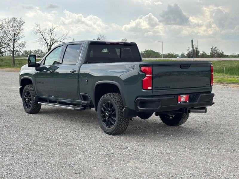 Chevrolet Silverado 2500HD Vehicle Full-screen Gallery Image 3