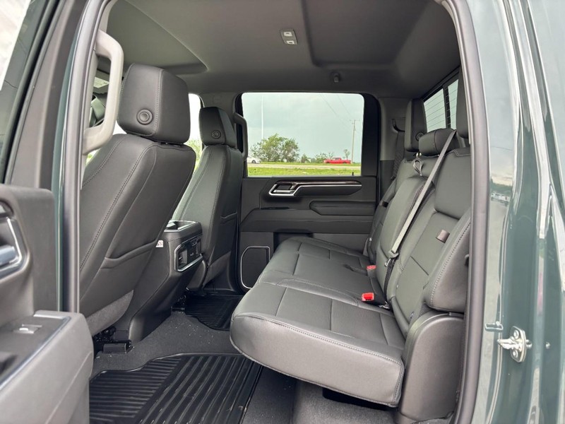 Chevrolet Silverado 2500HD Vehicle Full-screen Gallery Image 5