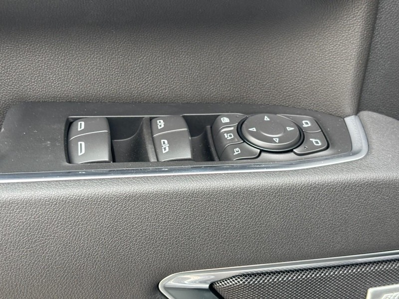 Chevrolet Silverado 2500HD Vehicle Full-screen Gallery Image 11
