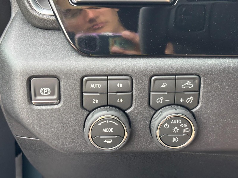 Chevrolet Silverado 2500HD Vehicle Full-screen Gallery Image 12