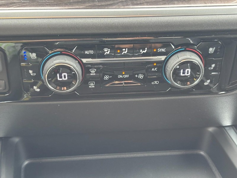 Chevrolet Silverado 2500HD Vehicle Full-screen Gallery Image 18