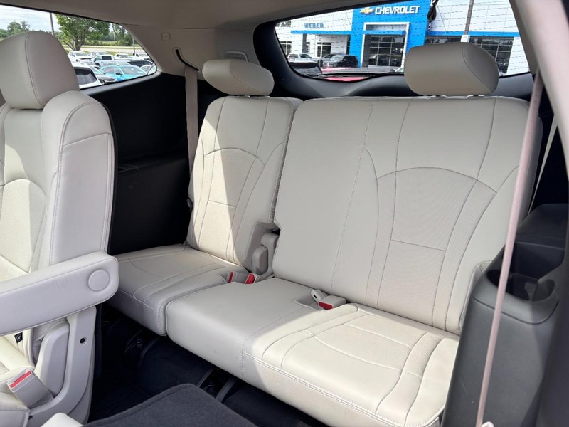 Buick Enclave Vehicle Full-screen Gallery Image 10