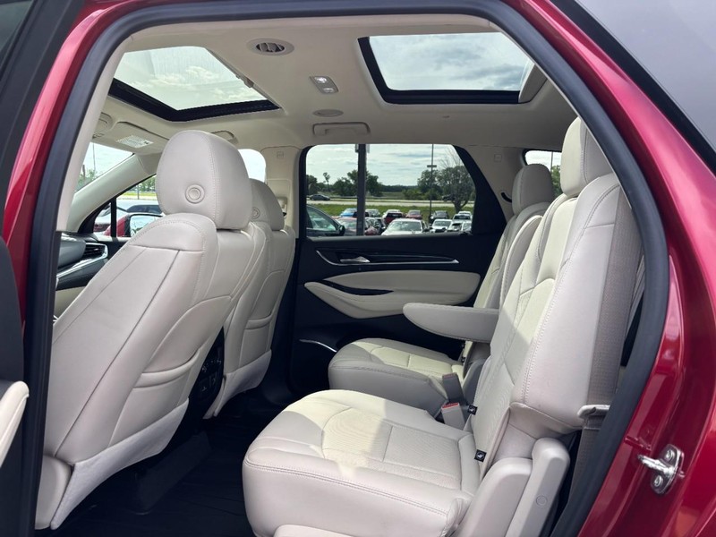 Buick Enclave Vehicle Full-screen Gallery Image 11