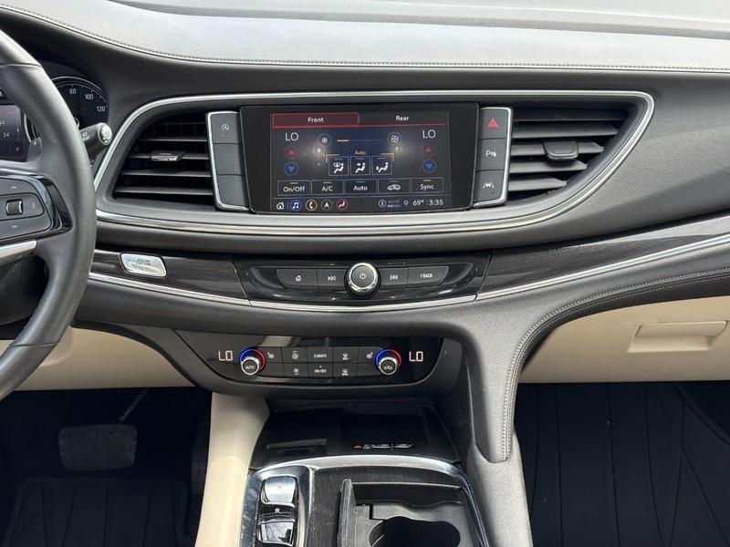 Buick Enclave Vehicle Full-screen Gallery Image 14