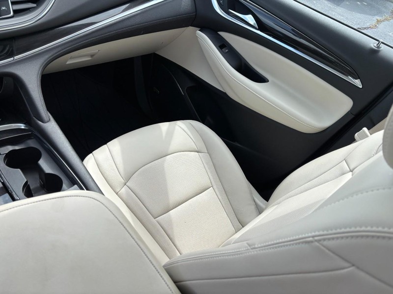 Buick Enclave Vehicle Full-screen Gallery Image 15