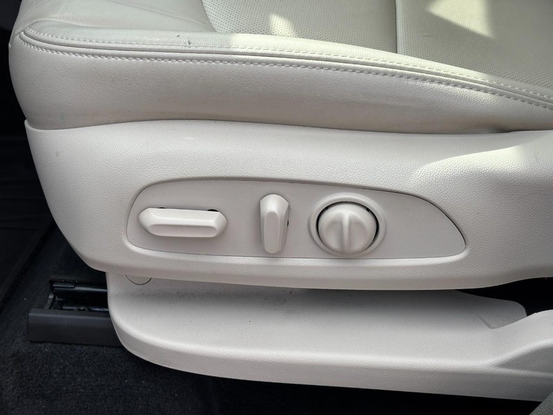 Buick Enclave Vehicle Full-screen Gallery Image 16