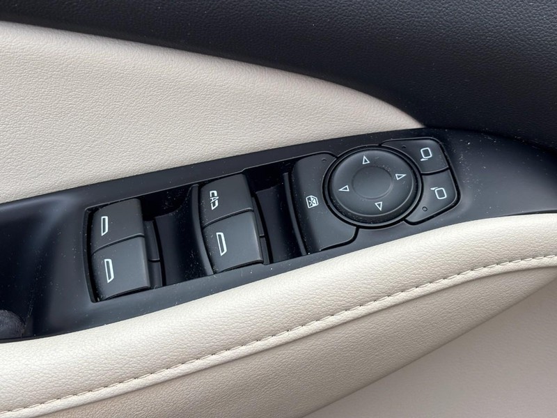 Buick Enclave Vehicle Full-screen Gallery Image 17