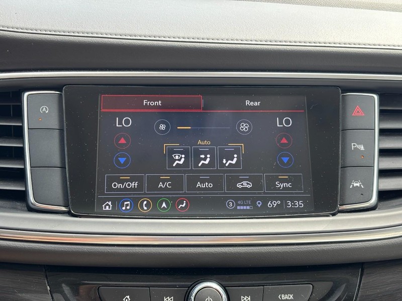 Buick Enclave Vehicle Full-screen Gallery Image 18