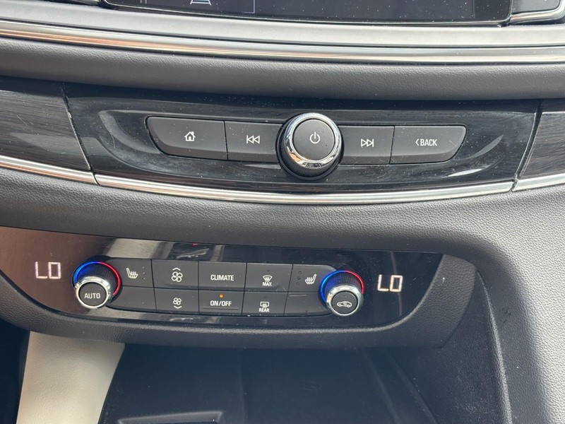 Buick Enclave Vehicle Full-screen Gallery Image 21