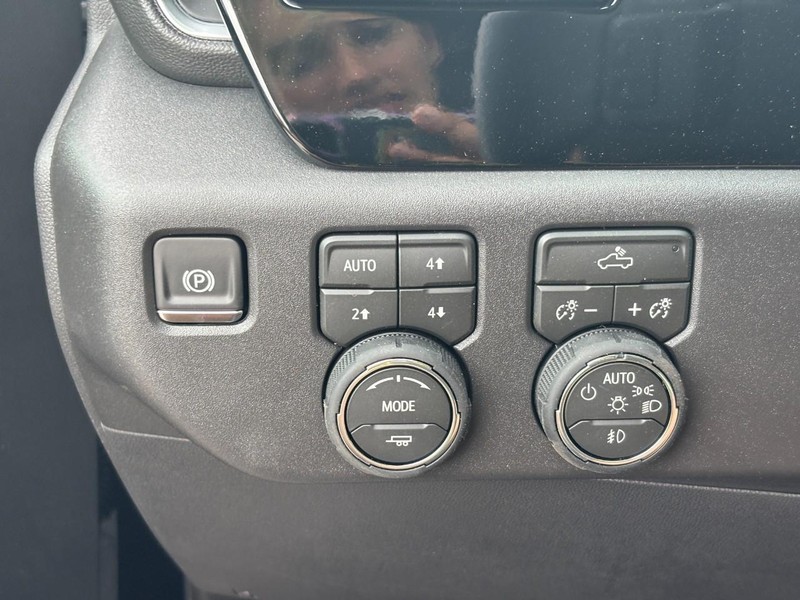 Chevrolet Silverado 1500 Vehicle Full-screen Gallery Image 12