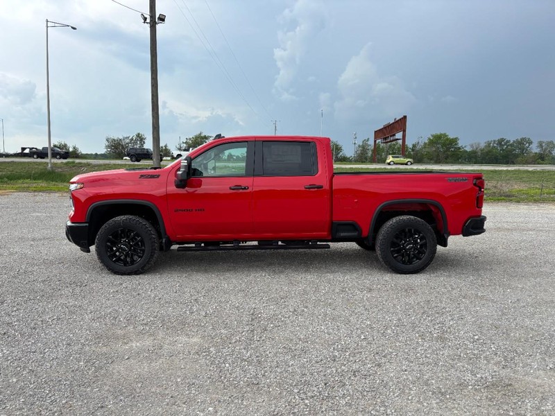Chevrolet Silverado 2500HD Vehicle Full-screen Gallery Image 2
