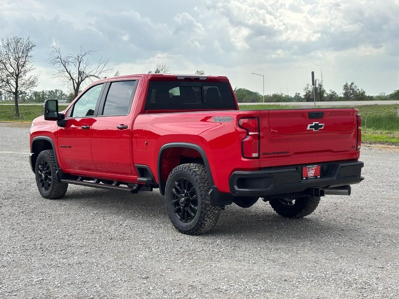 Chevrolet Silverado 2500HD Vehicle Full-screen Gallery Image 3