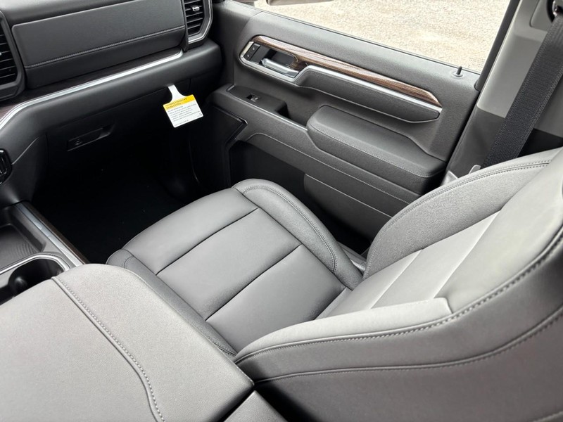 Chevrolet Silverado 2500HD Vehicle Full-screen Gallery Image 9