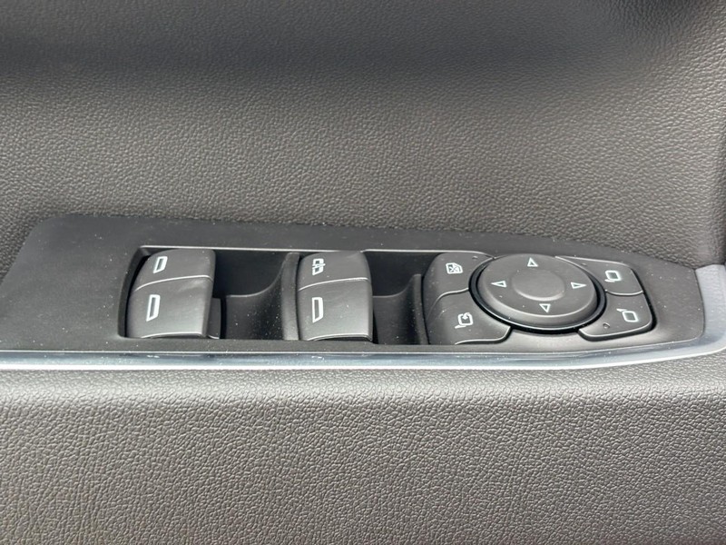 Chevrolet Silverado 2500HD Vehicle Full-screen Gallery Image 11