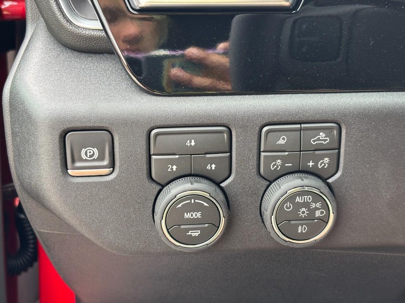 Chevrolet Silverado 2500HD Vehicle Full-screen Gallery Image 12