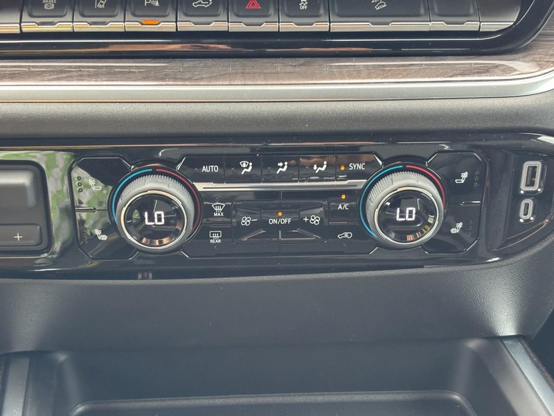 Chevrolet Silverado 2500HD Vehicle Full-screen Gallery Image 18