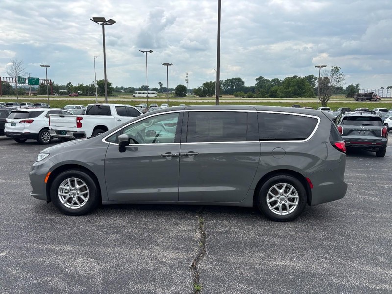 Chrysler Pacifica Vehicle Full-screen Gallery Image 2