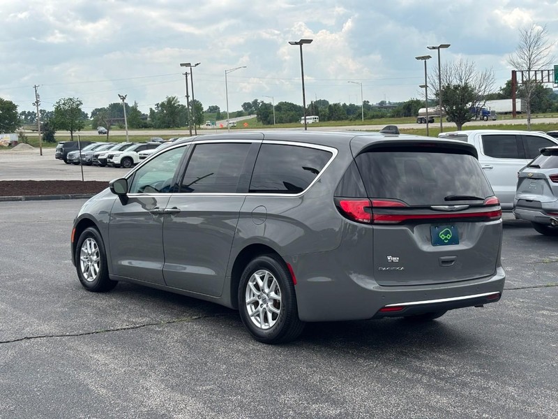 Chrysler Pacifica Vehicle Full-screen Gallery Image 3
